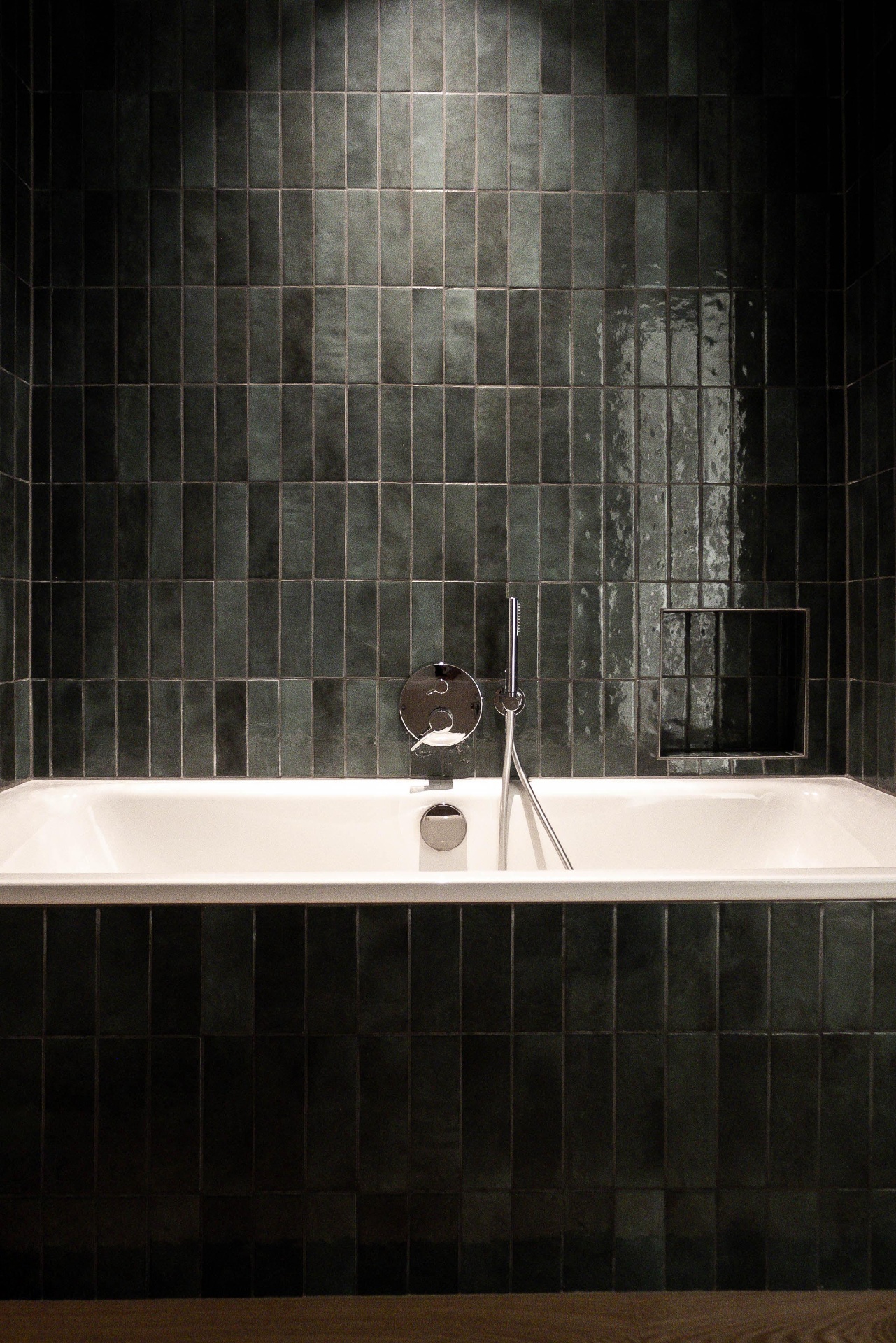 Badezimmer mit grünen Zellige-Fliesen