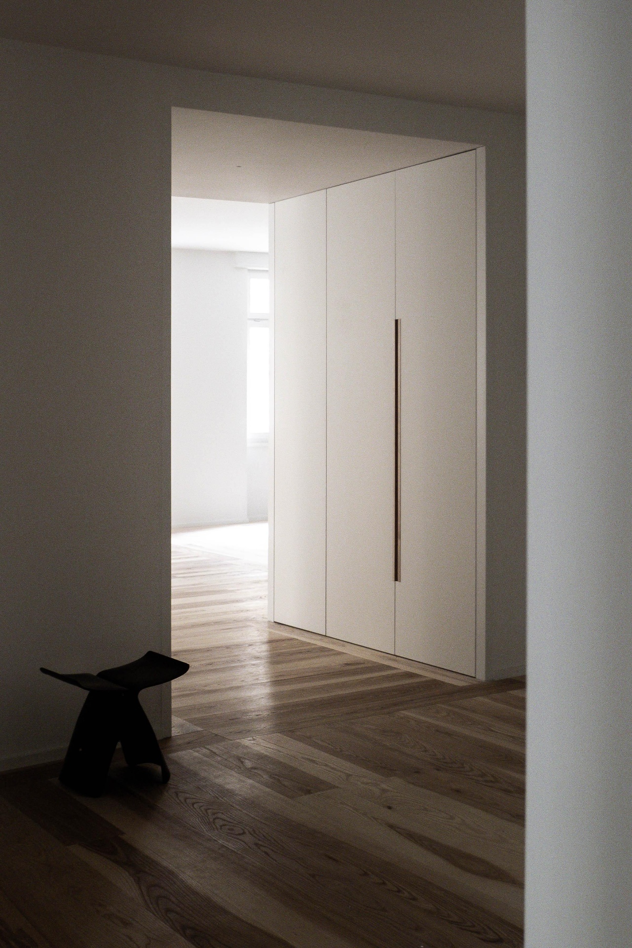 Einbauschrank mit Ledergriff