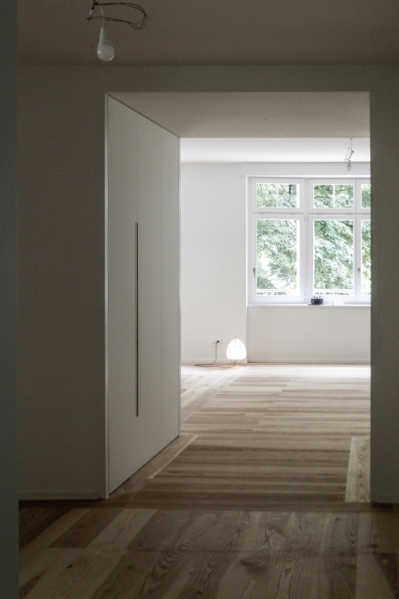 Korridor mit Einbauschrank und Wohnraum