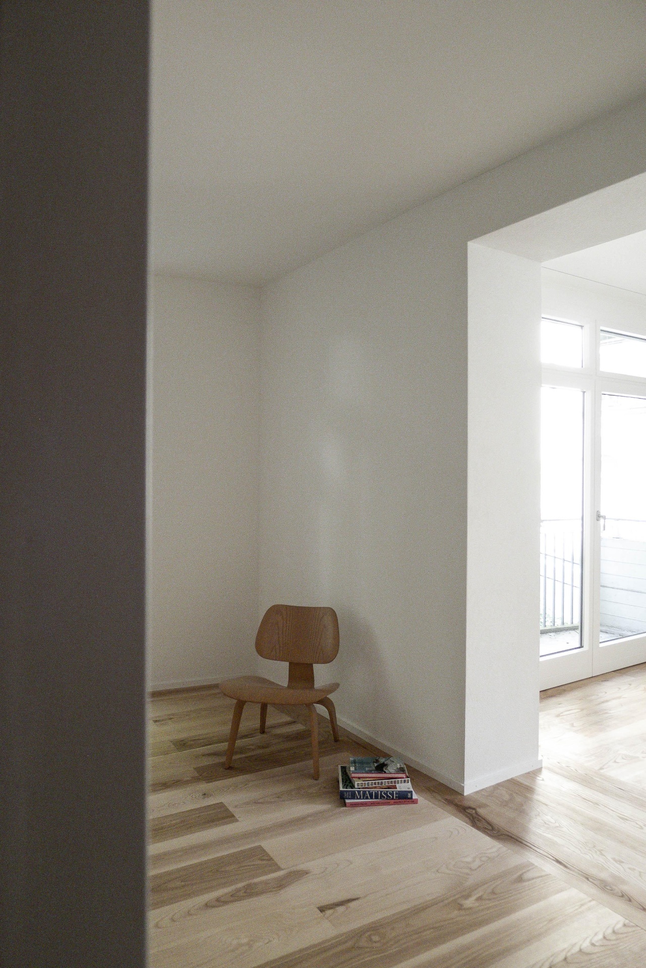 Leseecke mit Plywood-Stuhl